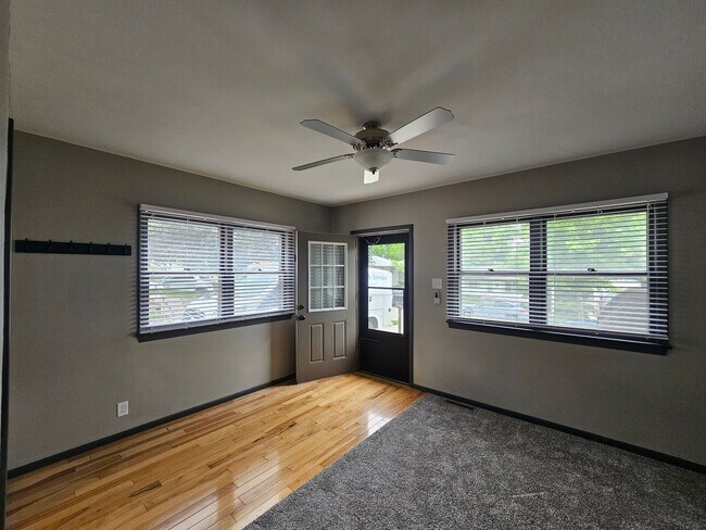 Foto del edificio - Spacious and Renovated 3 Bedroom Home