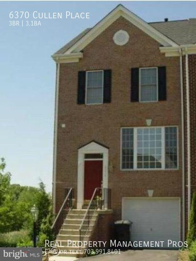 Building Photo - Stunning 3-Bedroom End-Unit Townhome in Ga...