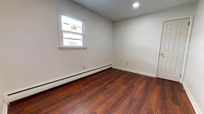 Building Photo - 725 5th St