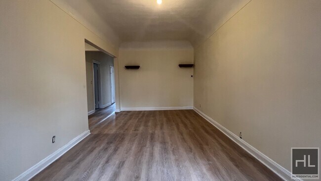 Building Photo - FRESHLY RENOVATED 3 BEDROOMS  /2 FULL BATH...