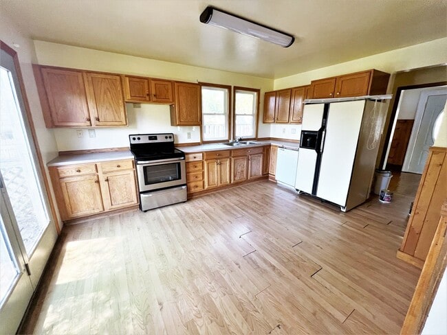 Building Photo - 1111 W 4th- 4 bedroom house