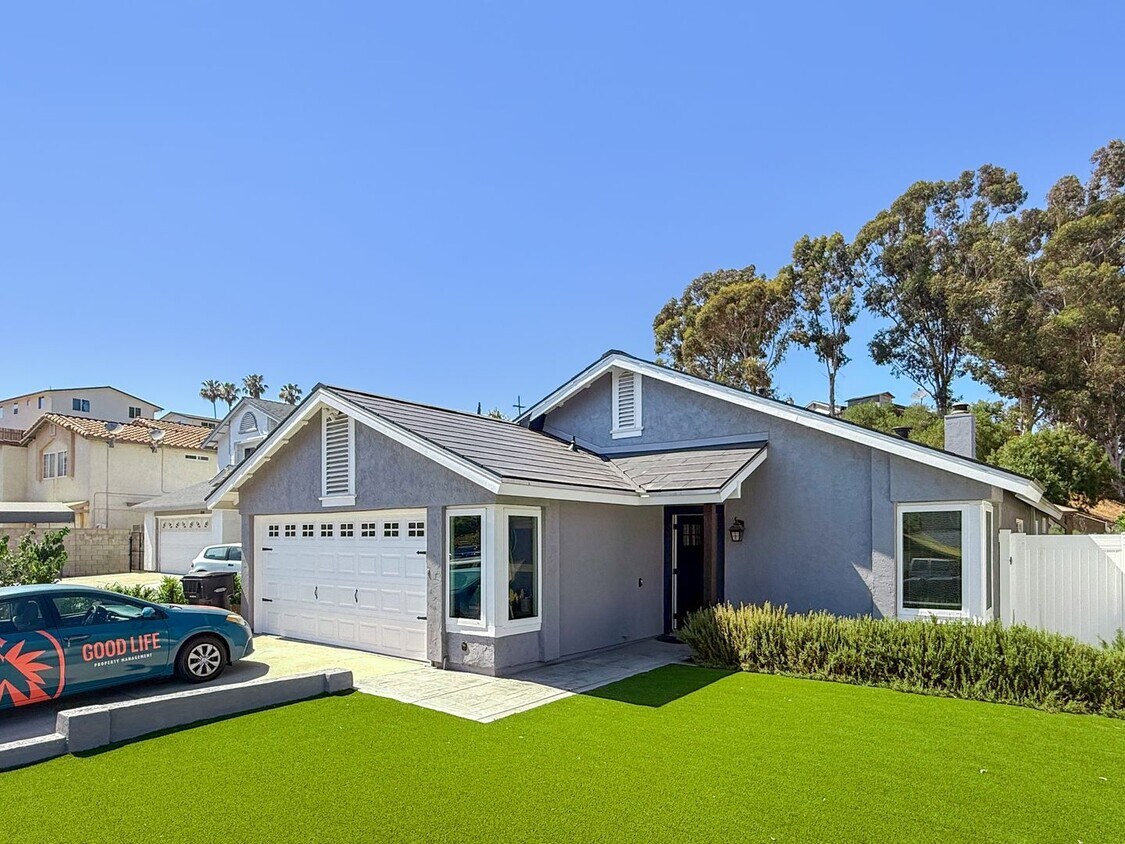 Foto principal - Newly Remodeled 3B 2BA Home w/ Putting Gre...