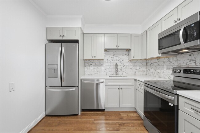 Building Photo - 2 Summit Dr