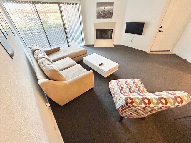 Foto del edificio - STUNNING MOVE IN READY 2 BEDROOM 1 BATHROO...