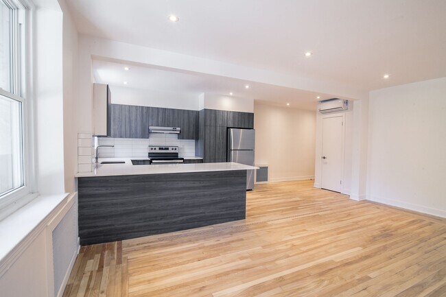 Building Photo - 2105 Rue Chomedey