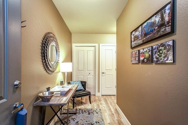 Building Photo - 406 S 13th