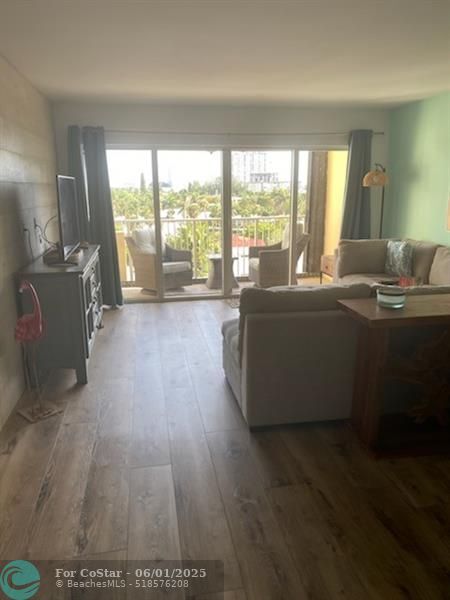 Foto del edificio - 1200 Hibiscus Ave