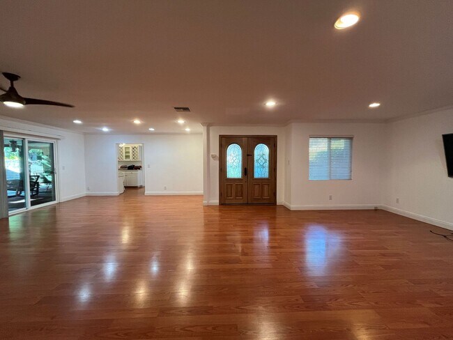 Foto del edificio - MOVE-IN READY! Chatsworth 3+2 w/open floor...