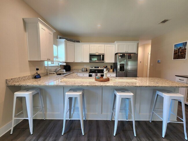 Building Photo - Discover the charm and elegance of this st...