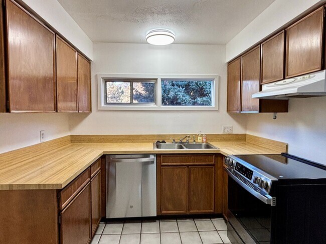 Foto del edificio - Updated 3BR Evergreen Home w/ Garage & Fenced Yard