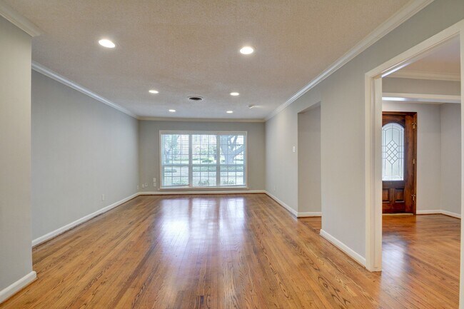 Foto del edificio - 3 BD / 2 BR Bellaire home on wooded lot!