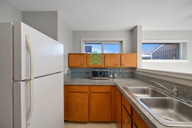 Building Photo - Welcome to this beautifully updated 2-bedroom, 1-bath apartment located in the heart of Queen Anne