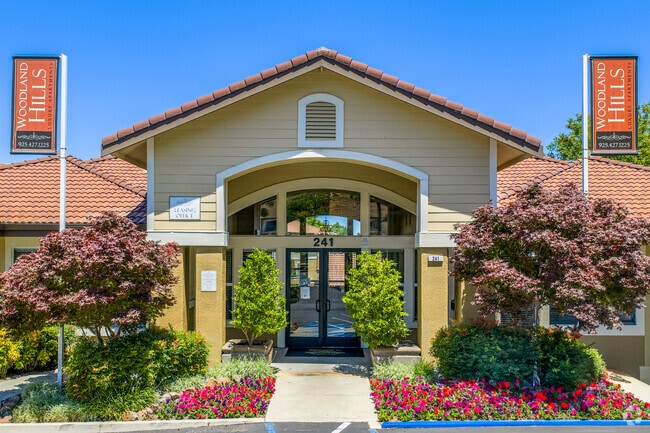 Building Photo - Woodland Hills