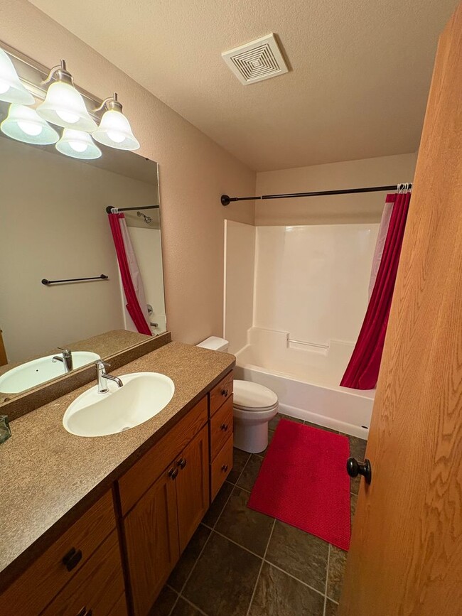 Building Photo - 4 Bedroom Townhome