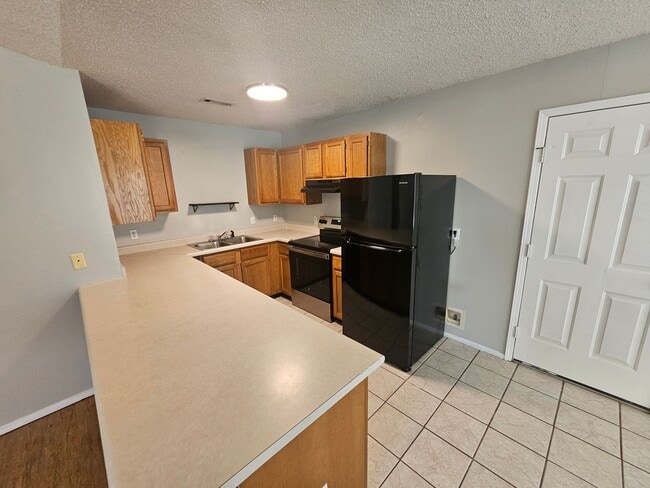 Building Photo - Nice 3 bedroom 2 bath home with fenced in ...