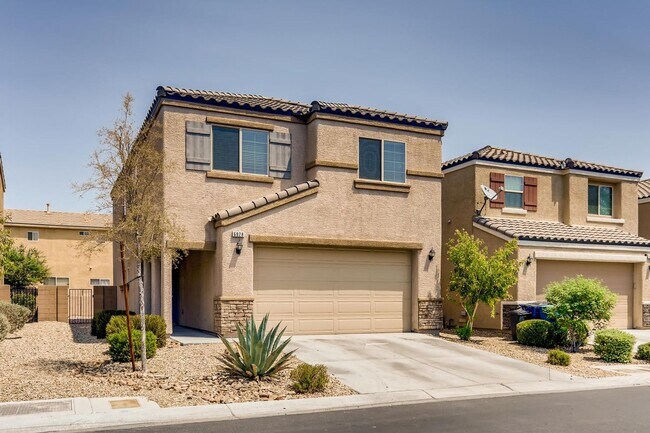 Foto del edificio - LOVELY 2 story home with 2 car garage! Ready for immediate move in!!