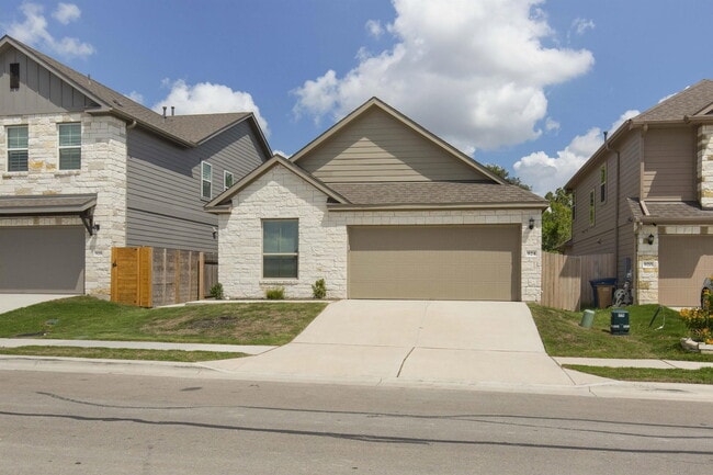 Building Photo - 924 Falkland Trace