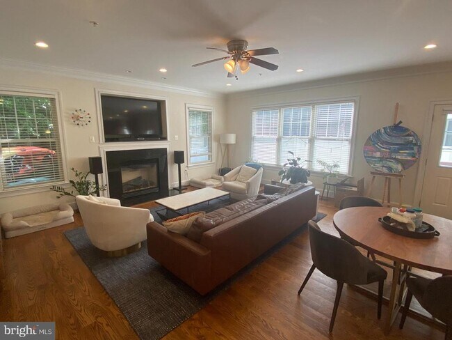Foto del edificio - 5801 Johnson Ct