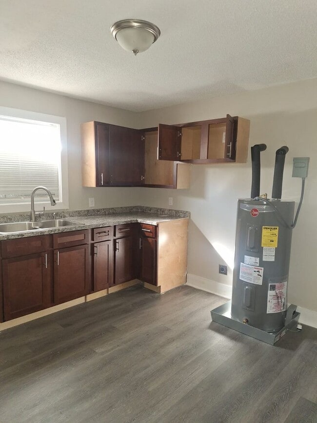 Building Photo - Fully Renovated House