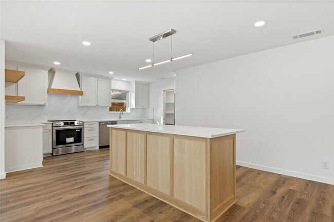 Building Photo - 3616 Woodleigh Dr