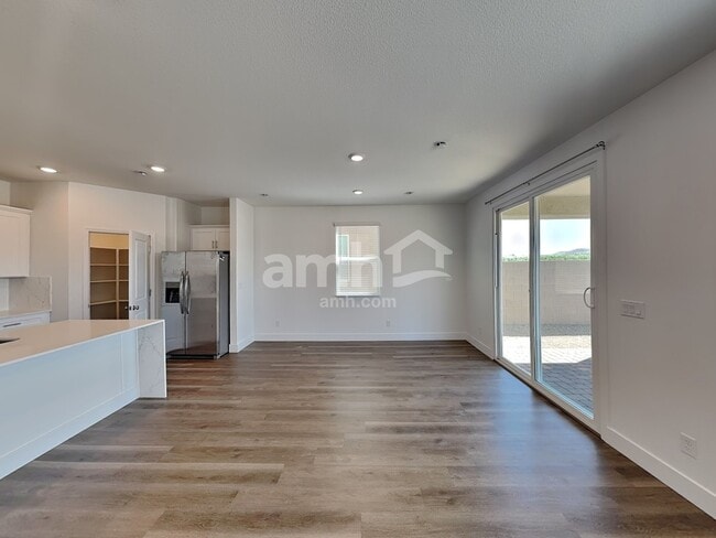Building Photo - 5823 Vaes Dothrak St