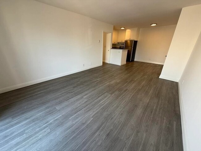 Building Photo - 10760 Rose Ave
