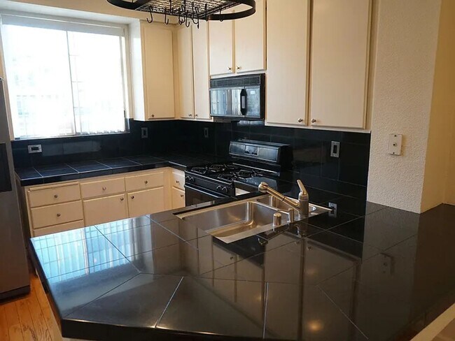Building Photo - Beautiful Townhouse | Prime Location