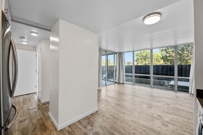 Foto del edificio - Beautifully renovated condo in the Cherry Creek Area!