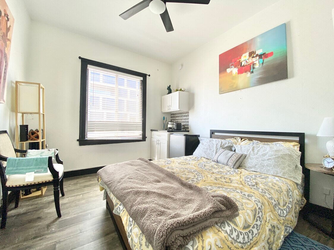 Foto principal - 5849 Sunset Blvd