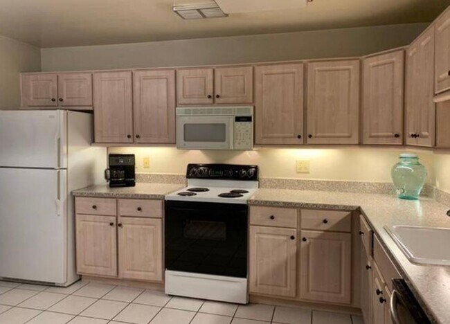 Foto del edificio - Fresh 2/2 Top Floor Condo - Water included...