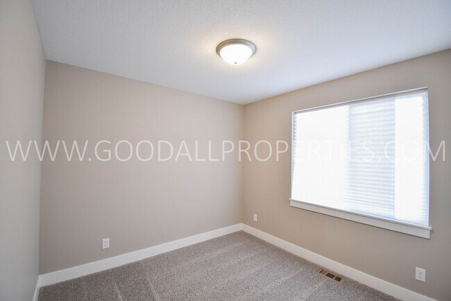Foto del edificio - 3 Bedroom, 2 Bathroom Single Family Ranch with 2-Car attached garage