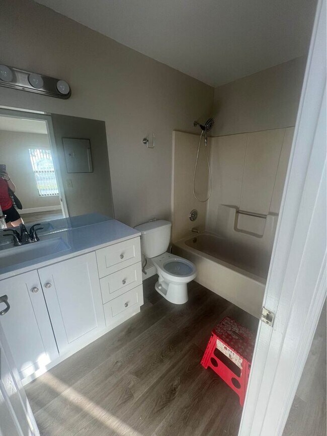 Master Bathroom - 2842 Stoneway Ln