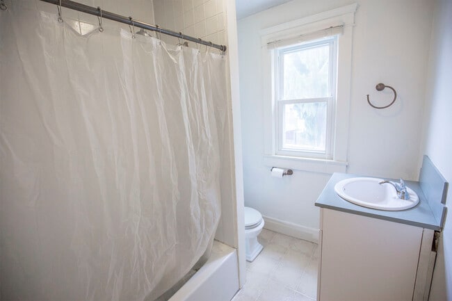 Building Photo - 548 Elmina St