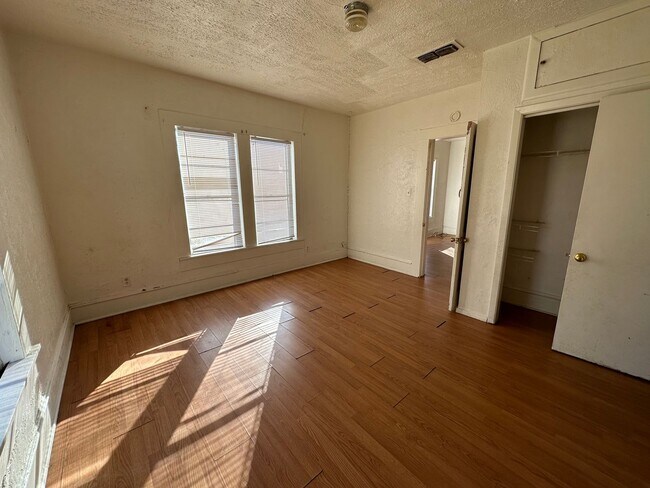 Building Photo - Cute 2 Bed 1 Bath