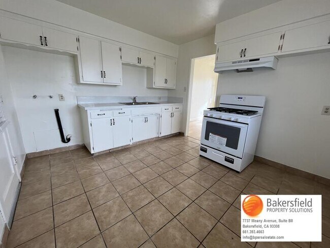 Building Photo - 3318 N Chester Ave