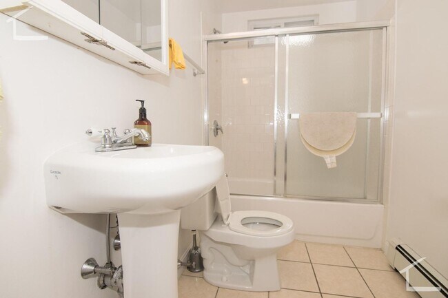 Building Photo - Large House on Oak SQ. In -Unit Laundry, P...