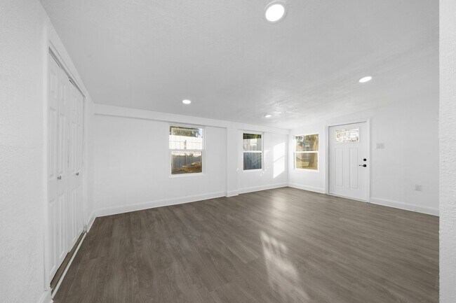 Foto del edificio - Completely Renovated 4/2 Home on a Corner Lot in the SODO Area of Orlando