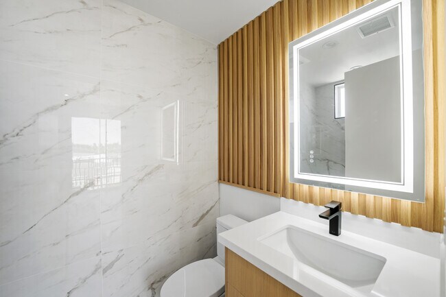 Foto del edificio - 5846 Kester Ave