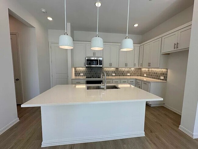 Foto del edificio - Stunning 3-Bedroom Townhome for Rent in Ma...
