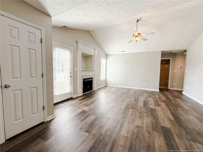 Building Photo - 225 Shakerstone Dr