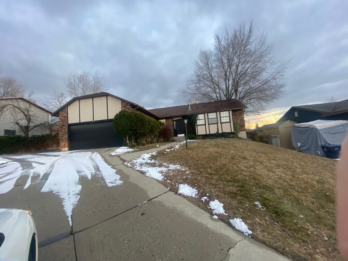 Primary Photo - 1098 E Colima Dr