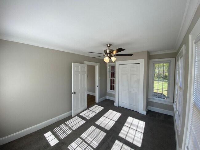 Foto del edificio - Very nice 4 bedroom 1 bathroom house JUST ...