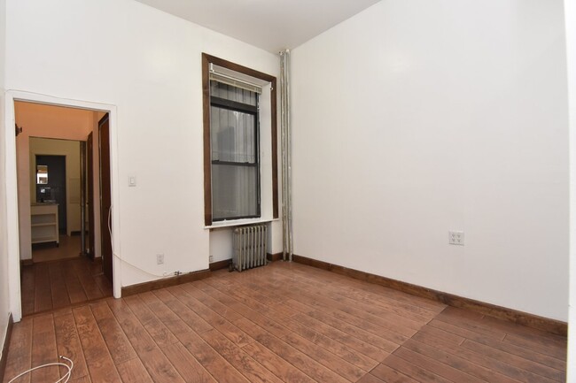 Foto del edificio - 8 West 119 St, Apt 4