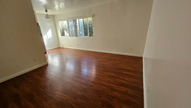 Building Photo - 933 S Gramercy Dr