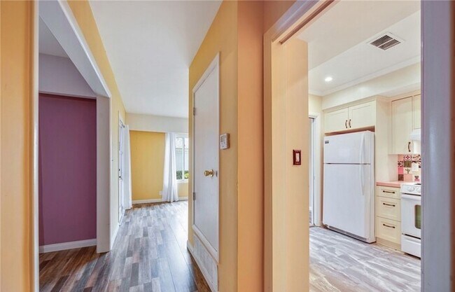 Foto del edificio - Updated 1-Bedroom Condo with Garage, Pool & Patio in Prime Fullerton Location