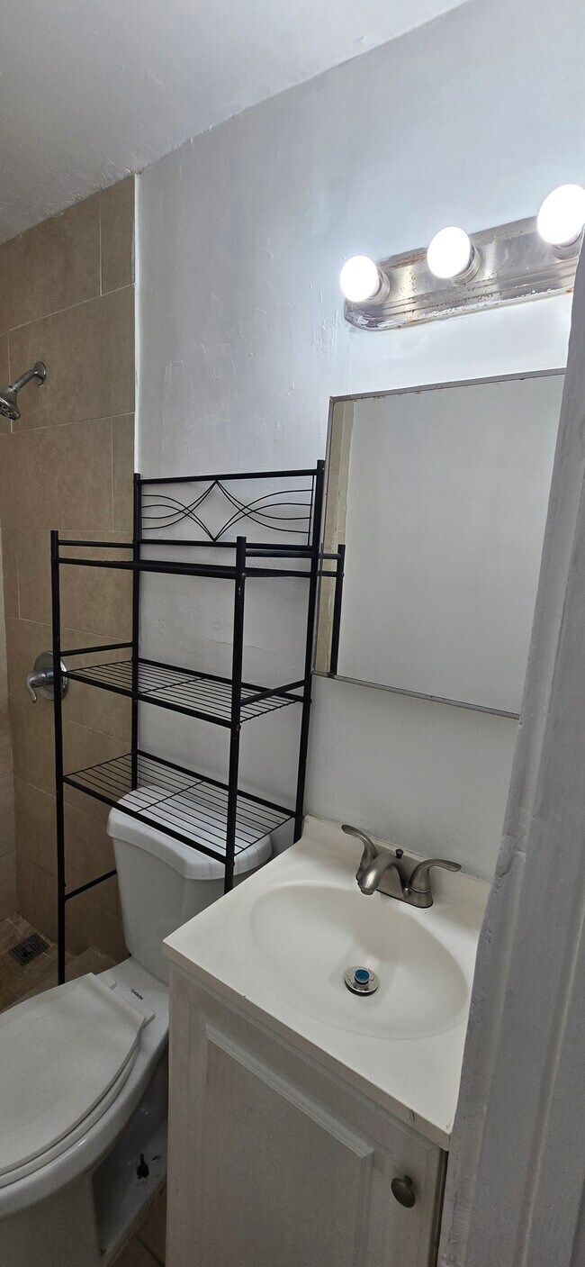 Foto del edificio - 5731 Flagler Street # 3