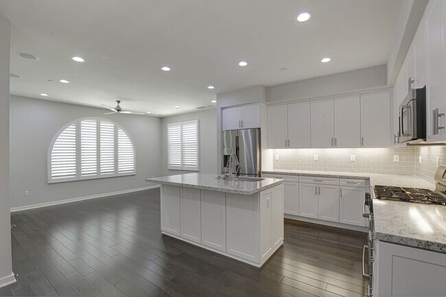 Foto del edificio - For Lease – 4 Bed / 3 Bath Townhome with 2-Car Garage