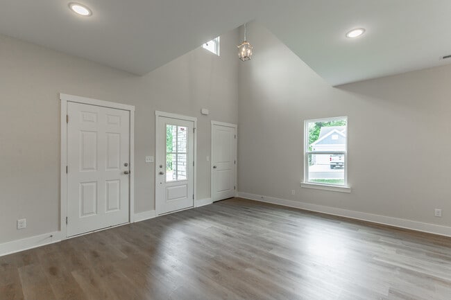 Building Photo - 4737 Heiskell Dr