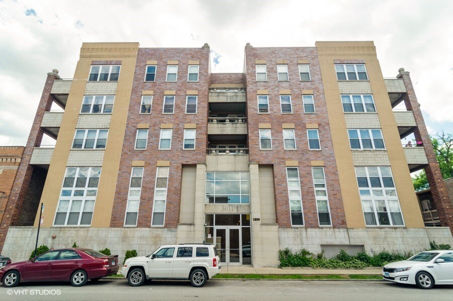 Primary Photo - 3611 W Montrose Ave