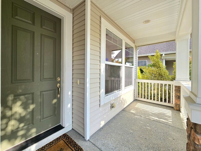 Building Photo - Charming Single Family 4 Bed/2.5 Bath Home...